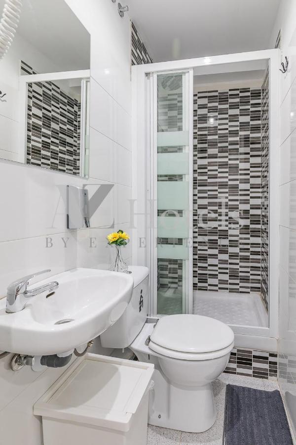 Ayz Sierra De Meira - Auto Check-In Property (Adults Only) Madrid Exteriör bild